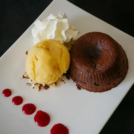 Le Bar Restaurant فندق بالاروك ليه بان